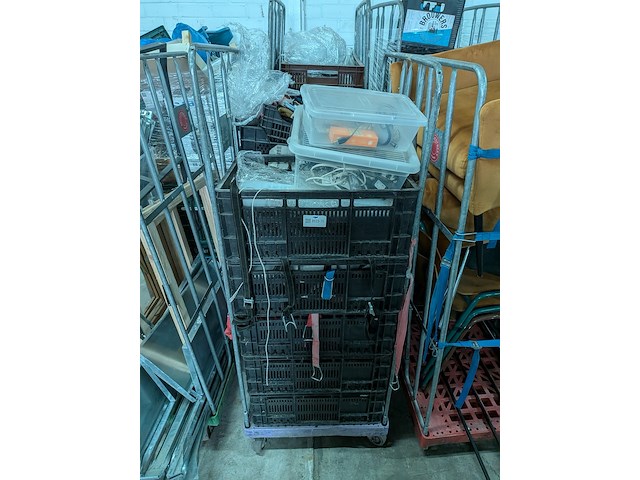 Ca. 16x rolcontainer gevuld met diverse kantoor en magazijn goederen - afbeelding 45 van  51