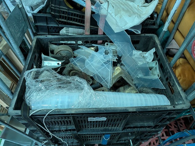 Ca. 16x rolcontainer gevuld met diverse kantoor en magazijn goederen - afbeelding 48 van  51