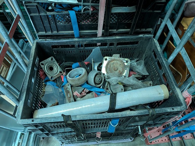 Ca. 16x rolcontainer gevuld met diverse kantoor en magazijn goederen - afbeelding 49 van  51