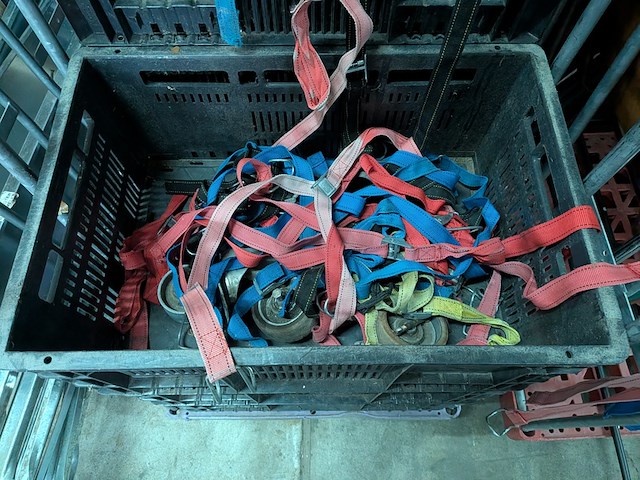 Ca. 16x rolcontainer gevuld met diverse kantoor en magazijn goederen - afbeelding 50 van  51