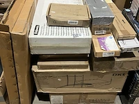 Ca. 16x tv ophangbeugels en staanders