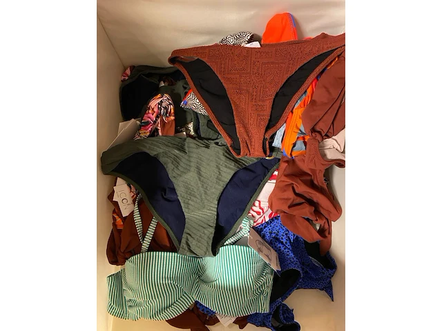 Ca. 175x badmode, bikinibroekjes en -topjes, cyell, hunkemoller, elomi etc. - afbeelding 1 van  2