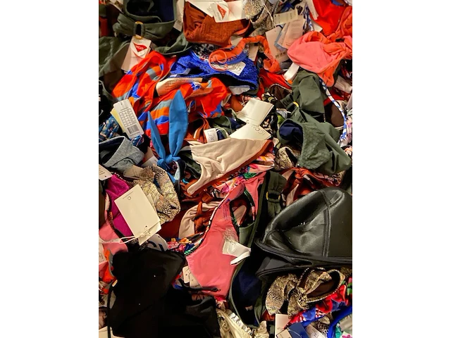 Ca. 175x badmode, bikinibroekjes en -topjes, cyell, triumph, beachlife - afbeelding 1 van  3