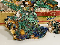 Ca. 17x azuriet / malachiet brokjes - afbeelding 2 van  3