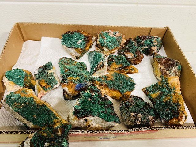 Ca. 17x azuriet / malachiet brokjes - afbeelding 3 van  3