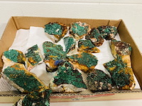 Ca. 17x azuriet / malachiet brokjes - afbeelding 3 van  3