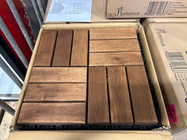 Ca. 17x doos á 9 houten terrastegels, hortensus - afbeelding 1 van  4