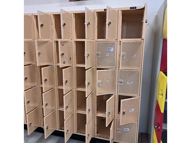 Ca. 17x (locatie deventer) lockerkast, rood en beige - afbeelding 1 van  7