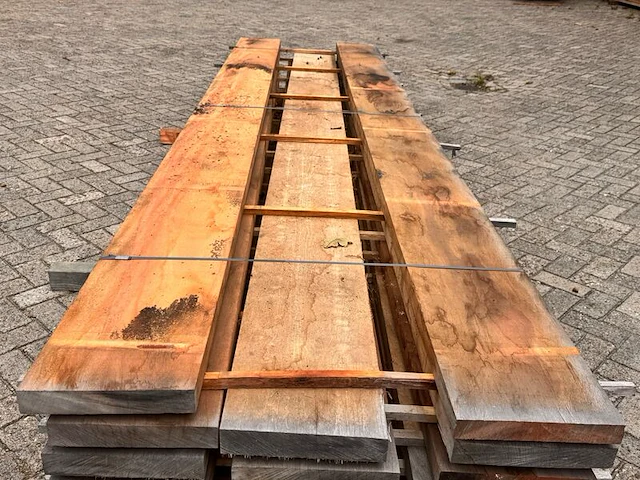 Ca. 17x mora hardhouten balken fijnbezaagd, 50x300mm, lengte 400cm - afbeelding 1 van  3