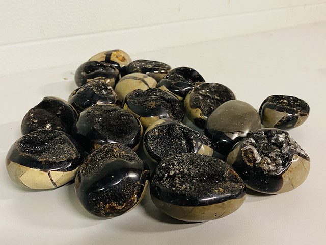 Ca. 17x wilde septarie geodes (handsteen) - afbeelding 1 van  5