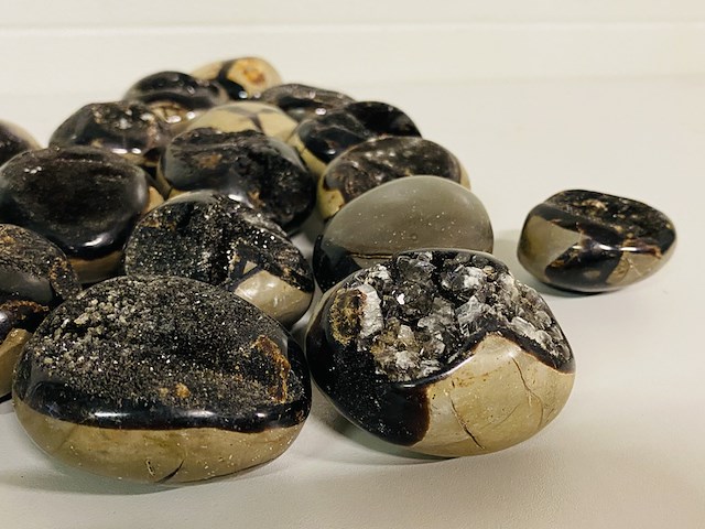 Ca. 17x wilde septarie geodes (handsteen) - afbeelding 2 van  5