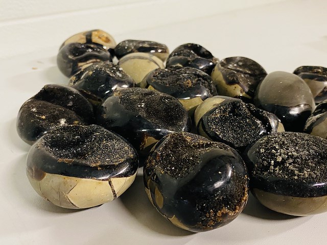 Ca. 17x wilde septarie geodes (handsteen) - afbeelding 3 van  5