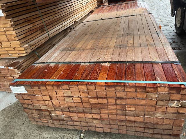 Ca. 180x angelim pedra regels geschaafd, 35x50mm, lengte 305cm - afbeelding 1 van  3