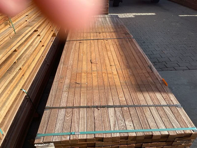 Ca. 180x angelim pedra regels geschaafd, 35x50mm, lengte 305cm - afbeelding 1 van  3