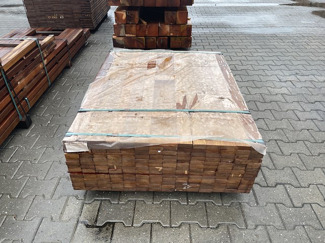 Ca. 180x guyana teak planken geschaafd, 25x70mm, lengte 80/125cm, 10/155cm - afbeelding 1 van  3