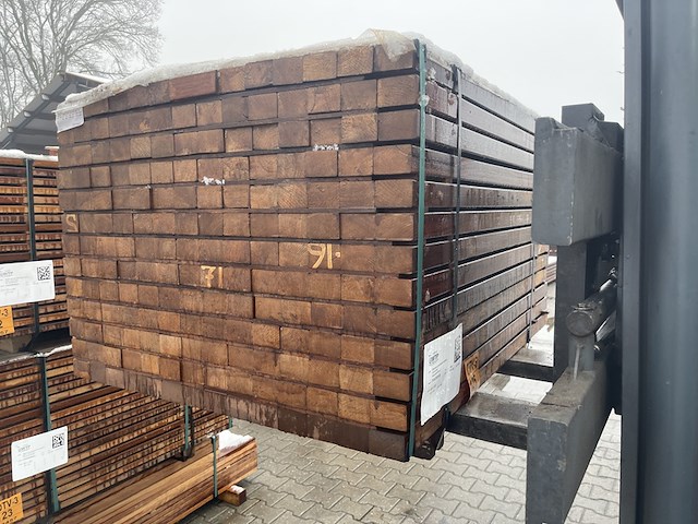 Ca. 180x guyana teak regels geschaafd, 45x68mm, lengte 40/100cm, 140/125cm - afbeelding 2 van  3