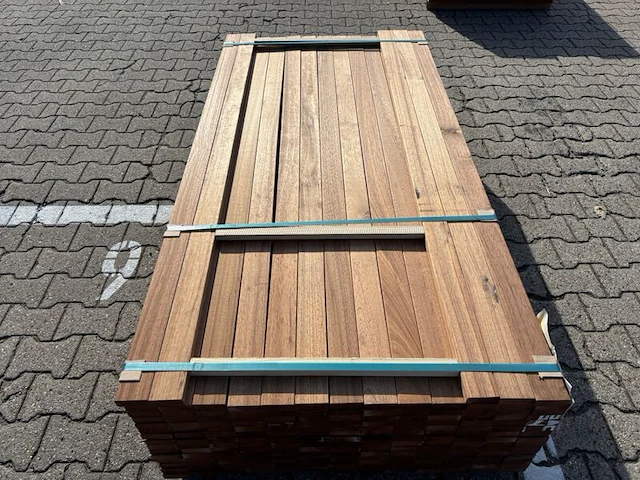 Ca. 185x guyana teak planken geschaafd, 25x70mm, lengte 185cm - afbeelding 1 van  3