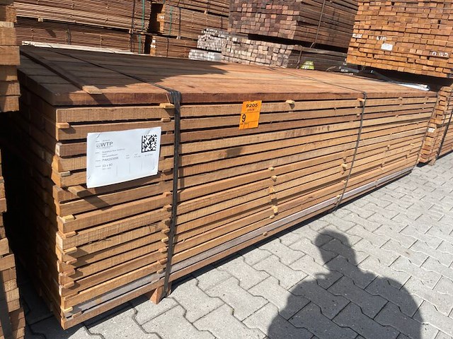 Ca. 187x guyana teak planken fijnbezaagd, 33x80mm, lengte 305cm - afbeelding 2 van  3