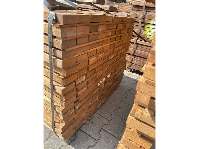 Ca. 187x guyana teak planken fijnbezaagd, 33x80mm, lengte 305cm - afbeelding 3 van  3