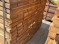 Ca. 187x guyana teak planken fijnbezaagd, 33x80mm, lengte 305cm - afbeelding 3 van  3