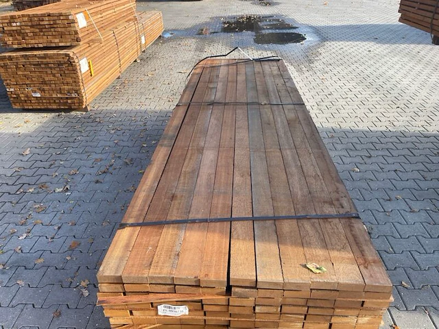 Ca. 187x guyana teak planken fijnbezaagd, 33x80mm, lengte 305cm - afbeelding 1 van  3