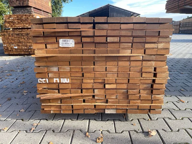 Ca. 187x guyana teak planken fijnbezaagd, 33x80mm, lengte 305cm - afbeelding 2 van  3