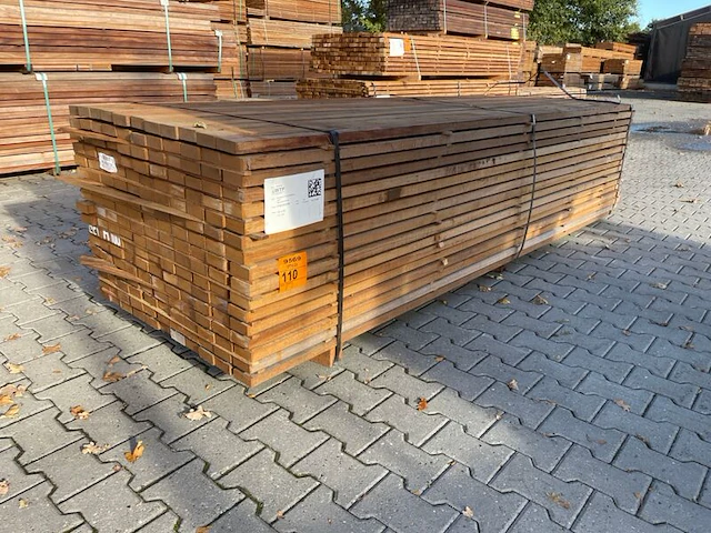 Ca. 187x guyana teak planken fijnbezaagd, 33x80mm, lengte 305cm - afbeelding 3 van  3
