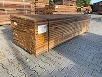 Ca. 187x guyana teak planken fijnbezaagd, 33x80mm, lengte 305cm - afbeelding 3 van  3