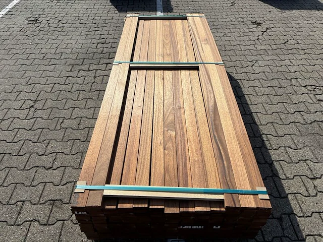 Ca. 187x guyana teak planken geschaafd, 25x70mm, lengte 245cm - afbeelding 1 van  3