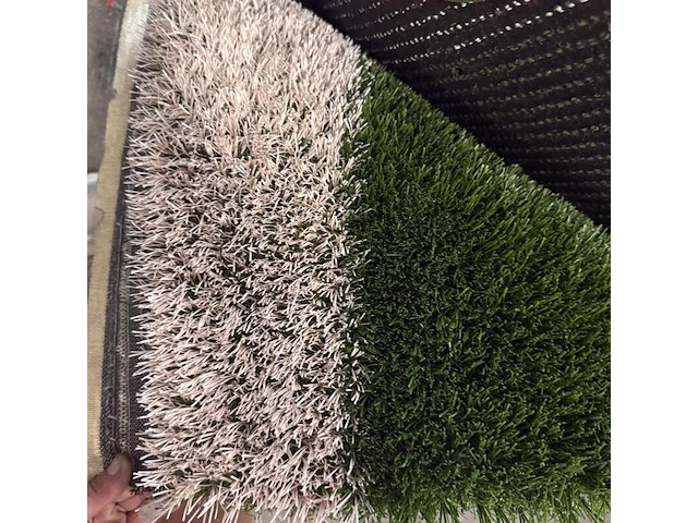 Ca. 18,8m2 kunstgras, 24 mm hoog, groen, wit - afbeelding 1 van  2