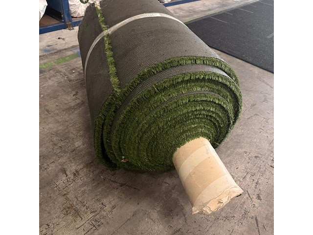 Ca. 18,8m2 kunstgras, 24 mm hoog, groen, wit - afbeelding 2 van  2