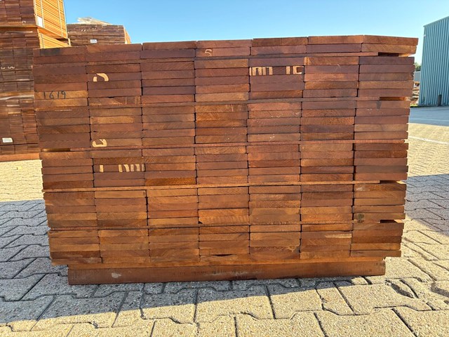 Ca. 189x guyana teak planken geschaafd, 21x145mm, lengte 125cm - afbeelding 2 van  3