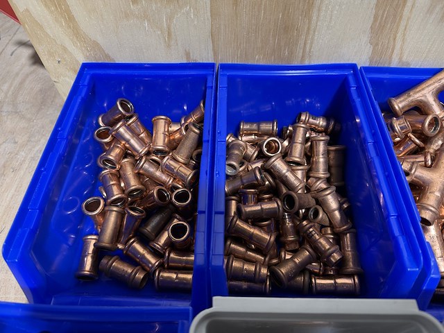 Ca. 18x assortimentsbak met diverse koppelingen roodkoper - afbeelding 2 van  19