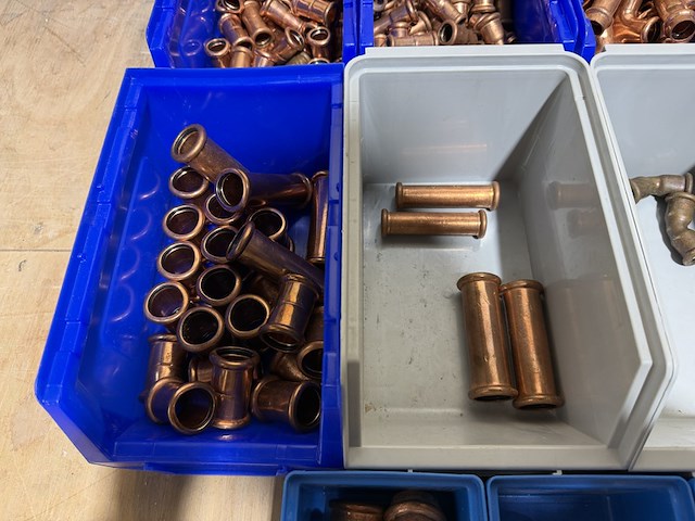Ca. 18x assortimentsbak met diverse koppelingen roodkoper - afbeelding 3 van  19