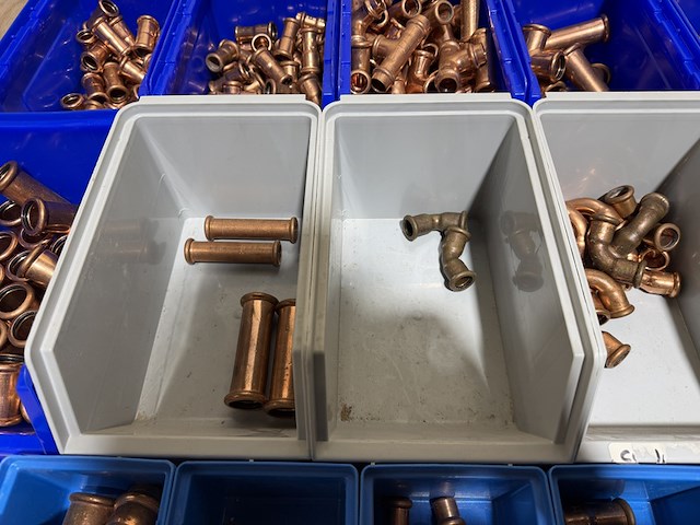 Ca. 18x assortimentsbak met diverse koppelingen roodkoper - afbeelding 4 van  19