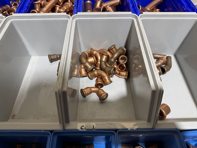 Ca. 18x assortimentsbak met diverse koppelingen roodkoper - afbeelding 5 van  19