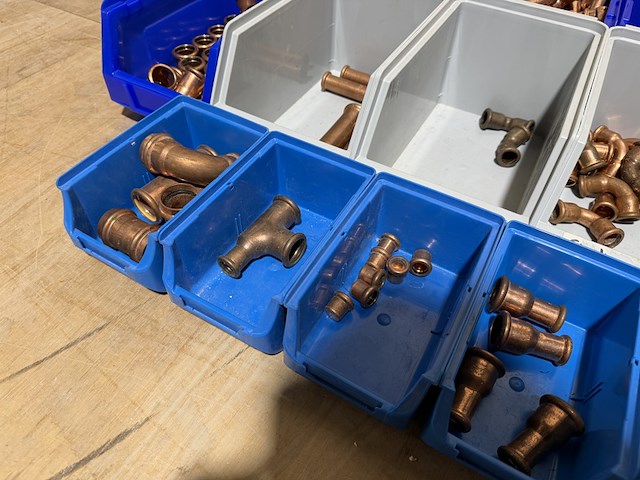 Ca. 18x assortimentsbak met diverse koppelingen roodkoper - afbeelding 6 van  19