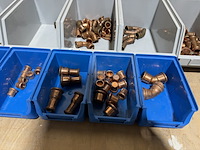 Ca. 18x assortimentsbak met diverse koppelingen roodkoper - afbeelding 7 van  19