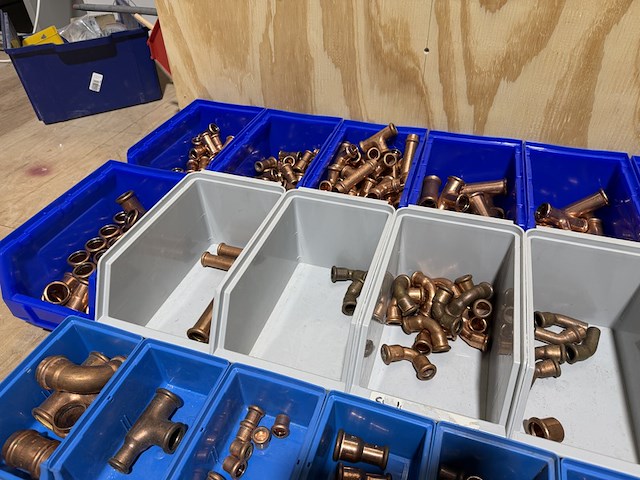 Ca. 18x assortimentsbak met diverse koppelingen roodkoper - afbeelding 8 van  19