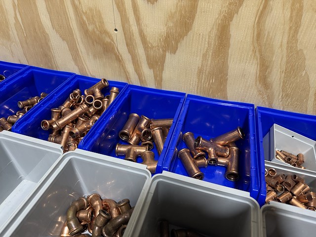 Ca. 18x assortimentsbak met diverse koppelingen roodkoper - afbeelding 10 van  19