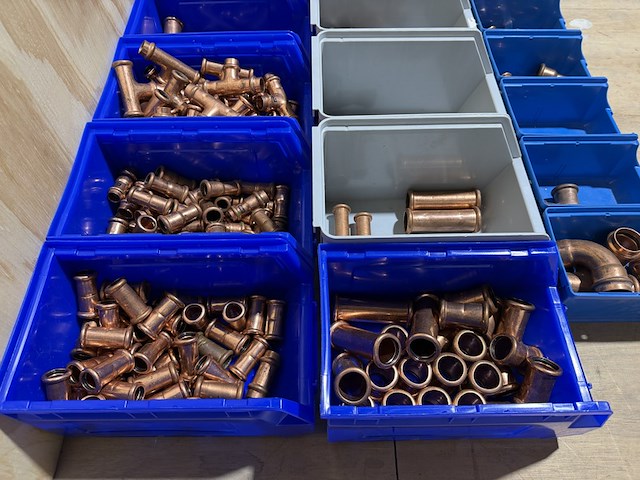 Ca. 18x assortimentsbak met diverse koppelingen roodkoper - afbeelding 11 van  19