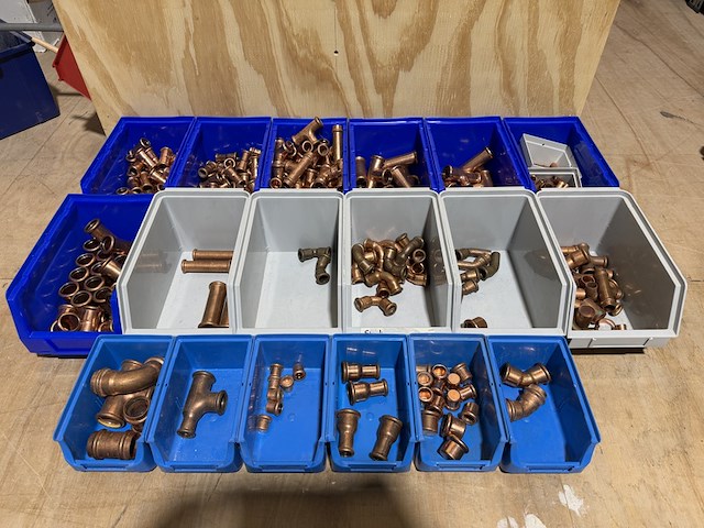 Ca. 18x assortimentsbak met diverse koppelingen roodkoper - afbeelding 12 van  19