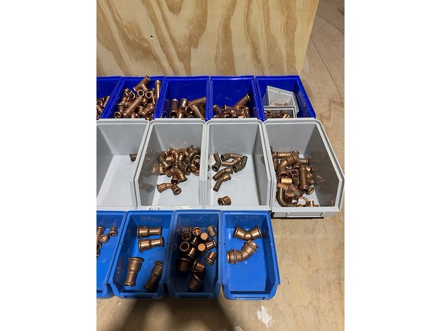 Ca. 18x assortimentsbak met diverse koppelingen roodkoper - afbeelding 13 van  19