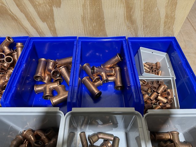 Ca. 18x assortimentsbak met diverse koppelingen roodkoper - afbeelding 16 van  19