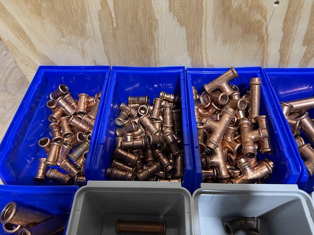 Ca. 18x assortimentsbak met diverse koppelingen roodkoper - afbeelding 17 van  19