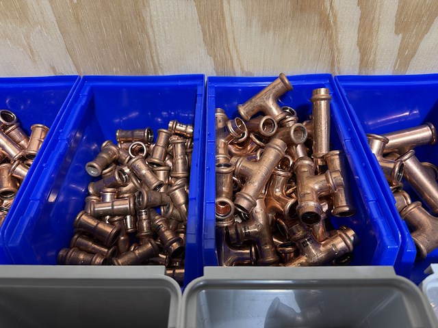 Ca. 18x assortimentsbak met diverse koppelingen roodkoper - afbeelding 18 van  19