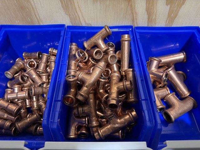 Ca. 18x assortimentsbak met diverse koppelingen roodkoper - afbeelding 19 van  19