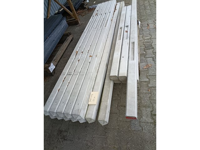 Ca. 18x betonpalen lichtgrijs met diamantkop, berton - afbeelding 1 van  3