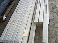 Ca. 18x betonpalen lichtgrijs met diamantkop, berton - afbeelding 1 van  3