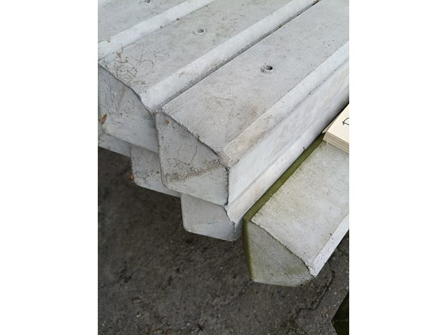 Ca. 18x betonpalen lichtgrijs met diamantkop, berton - afbeelding 2 van  3